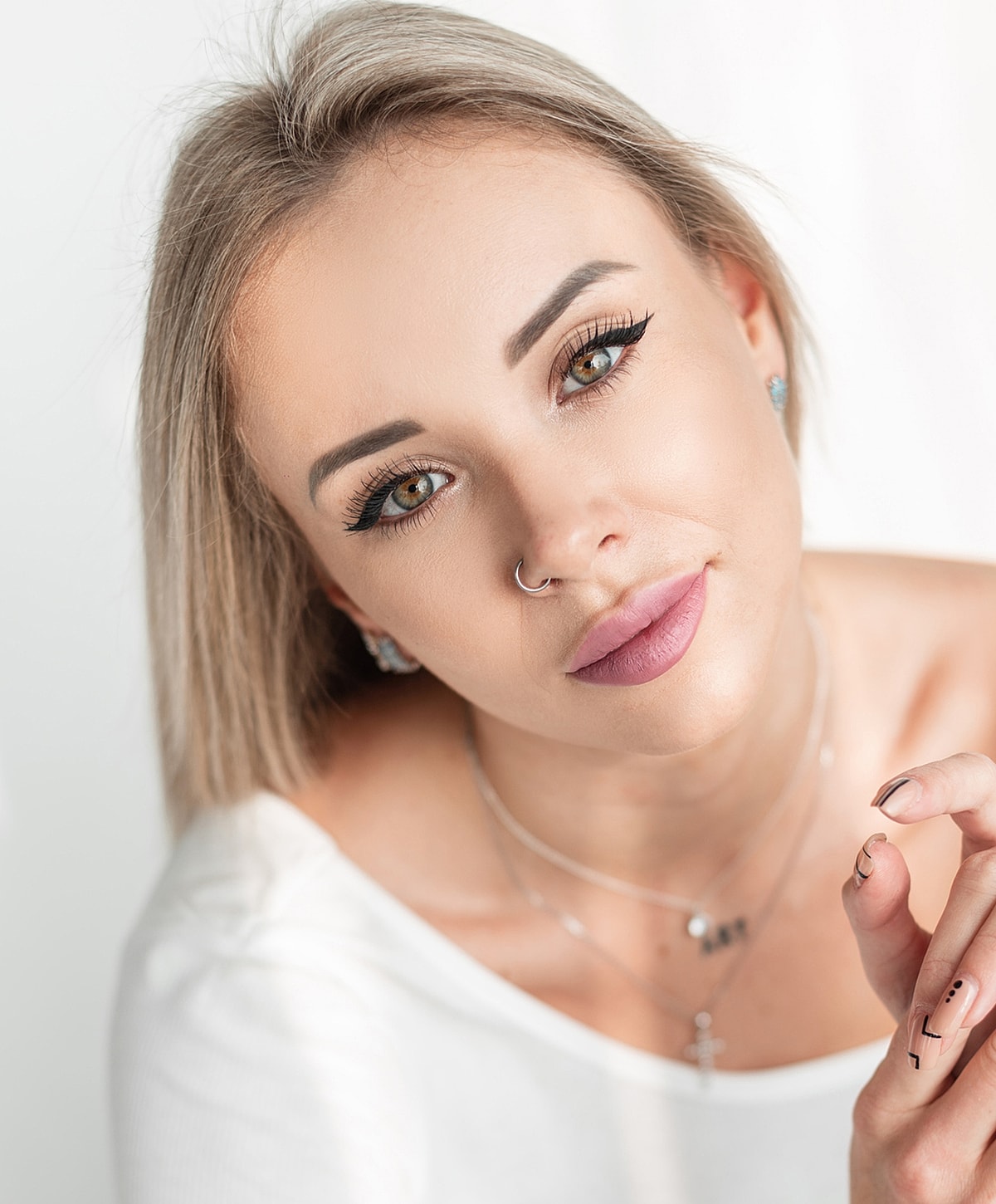 Woman with elegant makeup and blonde hair.